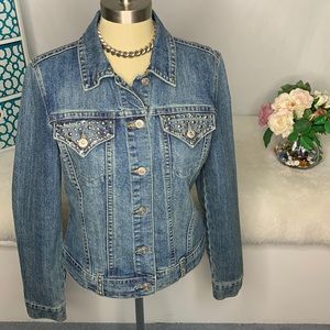 ⬇️ Super cute studded jean jacket by Baccinni size M